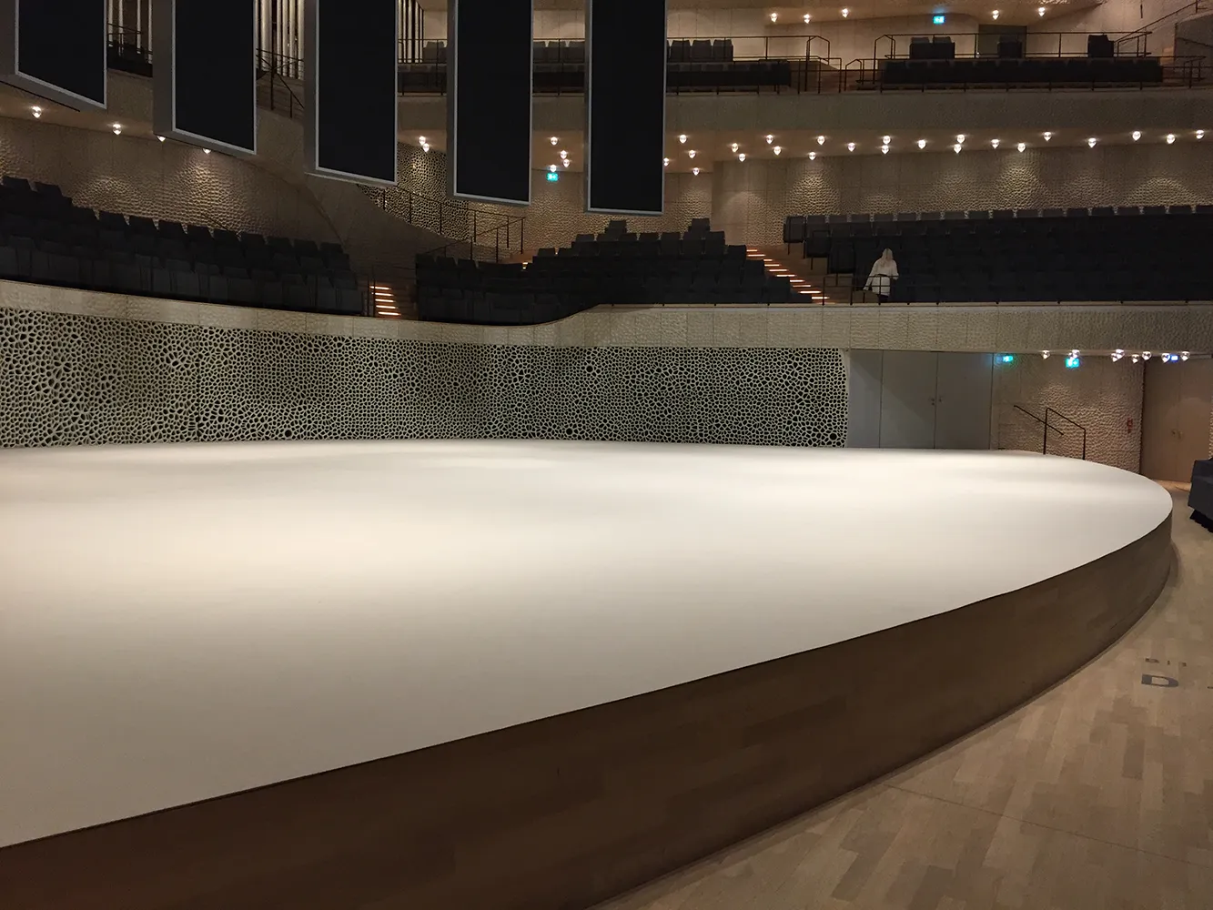 Bühnenfläche mit hellem Bodenschutz und Messeteppich in der Elbphilharmonie Hamburg – elegante Eventausstattung.