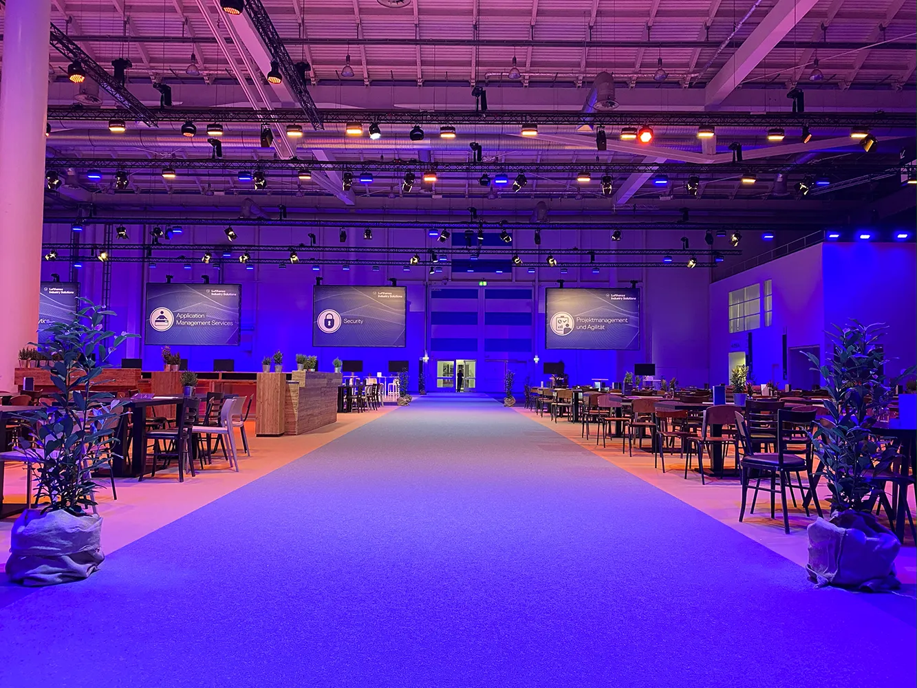 Schwarzer zelthimmel verdunkelung firmenevent messeteppich seitenverkleidung – professionelle Eventdekoration mit schwarzer zelthimmel.