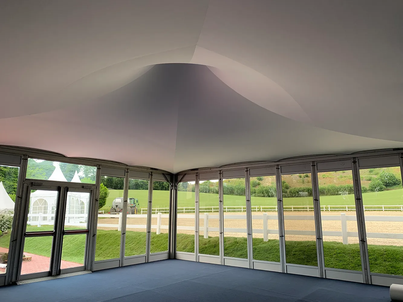 Moderner Pagodenhimmel aus Stretchstoff in elegantem Weiß – stilvolle Zelthimmelverkleidung für Event- und VIP-Zelte.