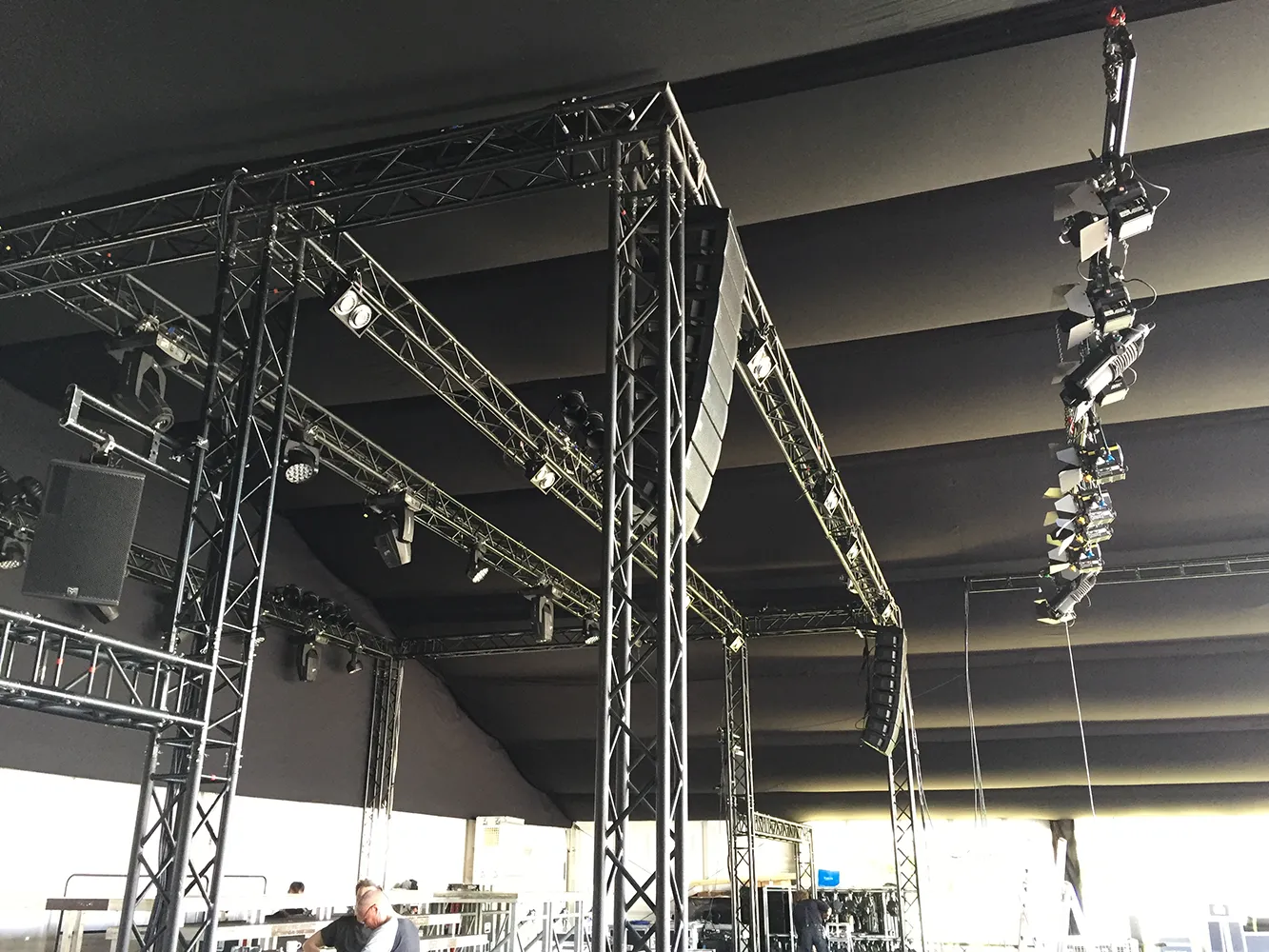 Schwarzer Zelthimmel mit Truss-System und Lichttechnik – professionelle Verdunkelung und Bühnenverkleidung für Events.