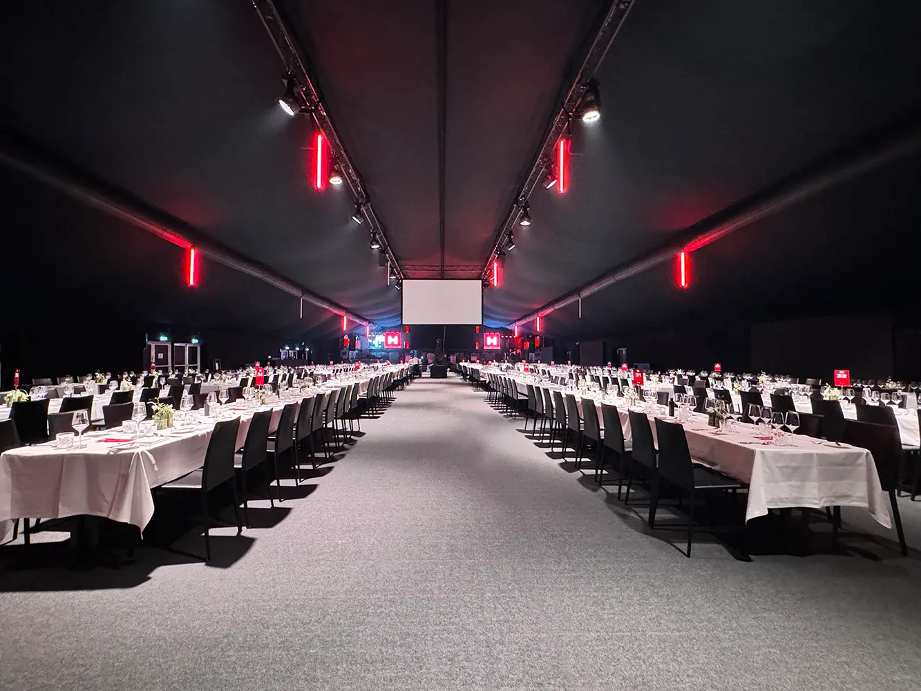 Schwarzer zelthimmel verdunkelung firmenevent messeteppich seitenverkleidung – professionelle Eventdekoration mit schwarzer zelthimmel.