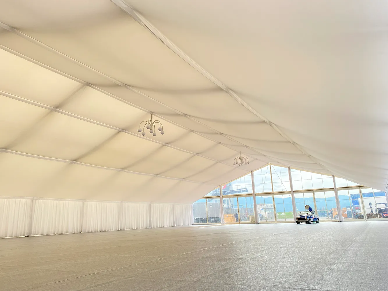 Weißer Zelthimmel aus Nesselstoff – stilvolle und lichtdurchlässige Decke für Festzelte, Events und Messen.