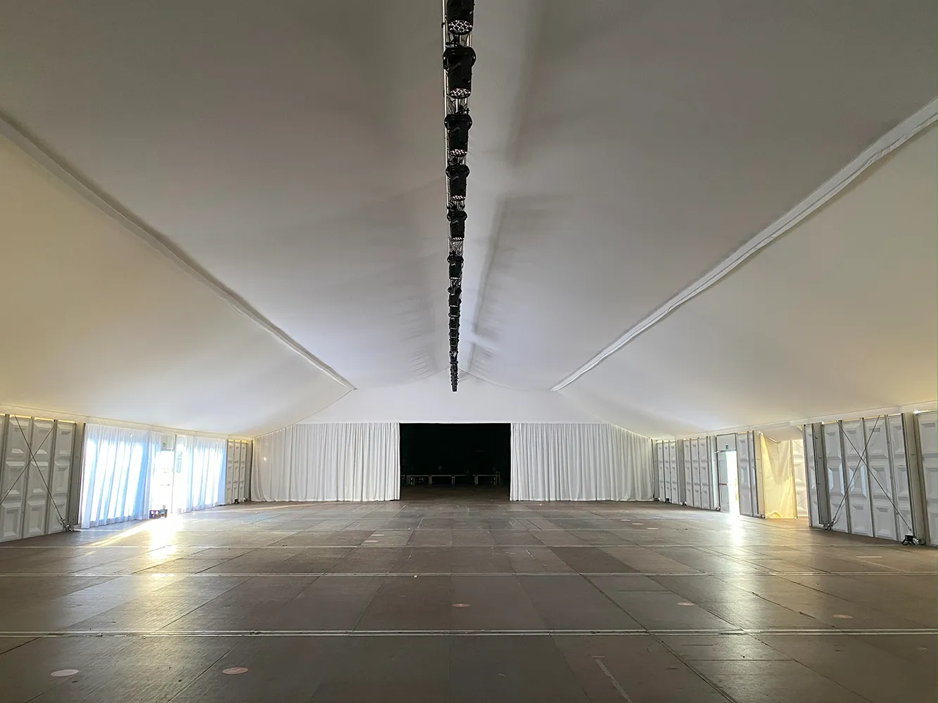 Zelthimmel mit Trennwand aus weißem Nesselstoff – klare Raumstruktur und elegante Optik im Festzelt.