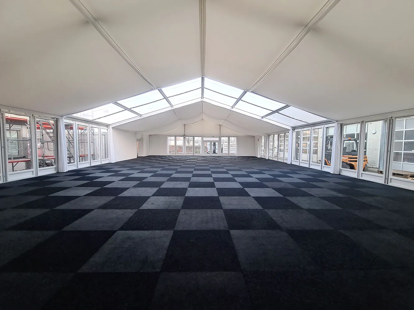 Festzelt mit weißem Zelthimmel und Teppichfliesen von Skydeko – elegante Ausstattung für Firmenfeiern und Events.