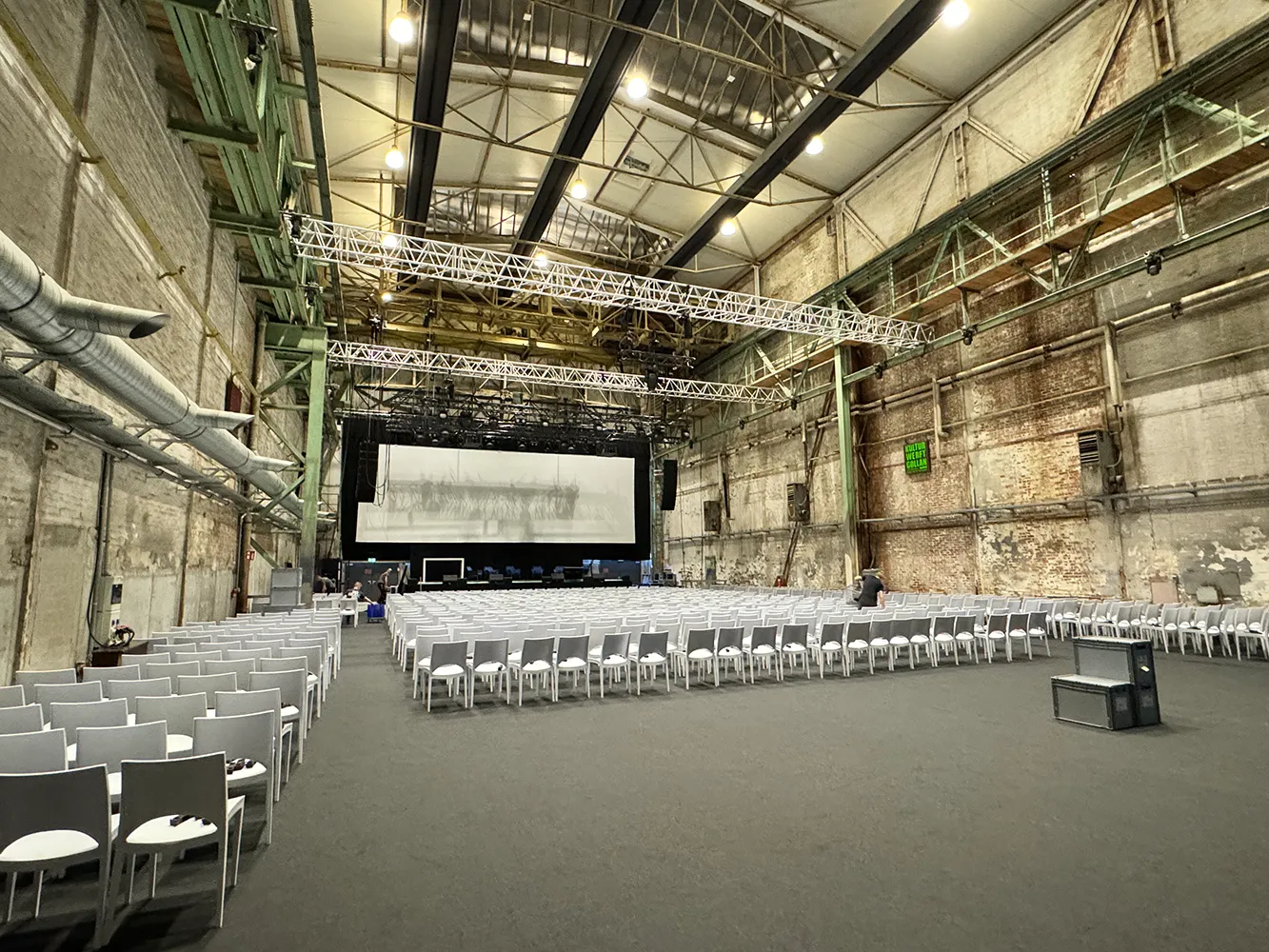 Eventhalle mit grauem Messeteppich und Bodenbelag von Skydeko für Firmenveranstaltungen und Konferenzen.