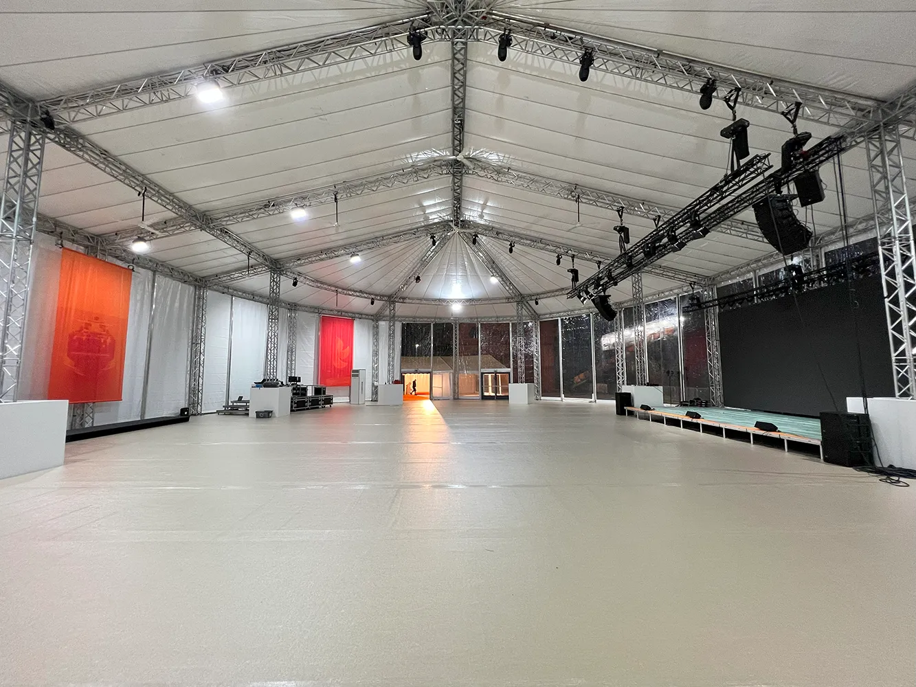 Heller Messeteppich und Bodenbelag von Skydeko für Firmenevents und Messen.