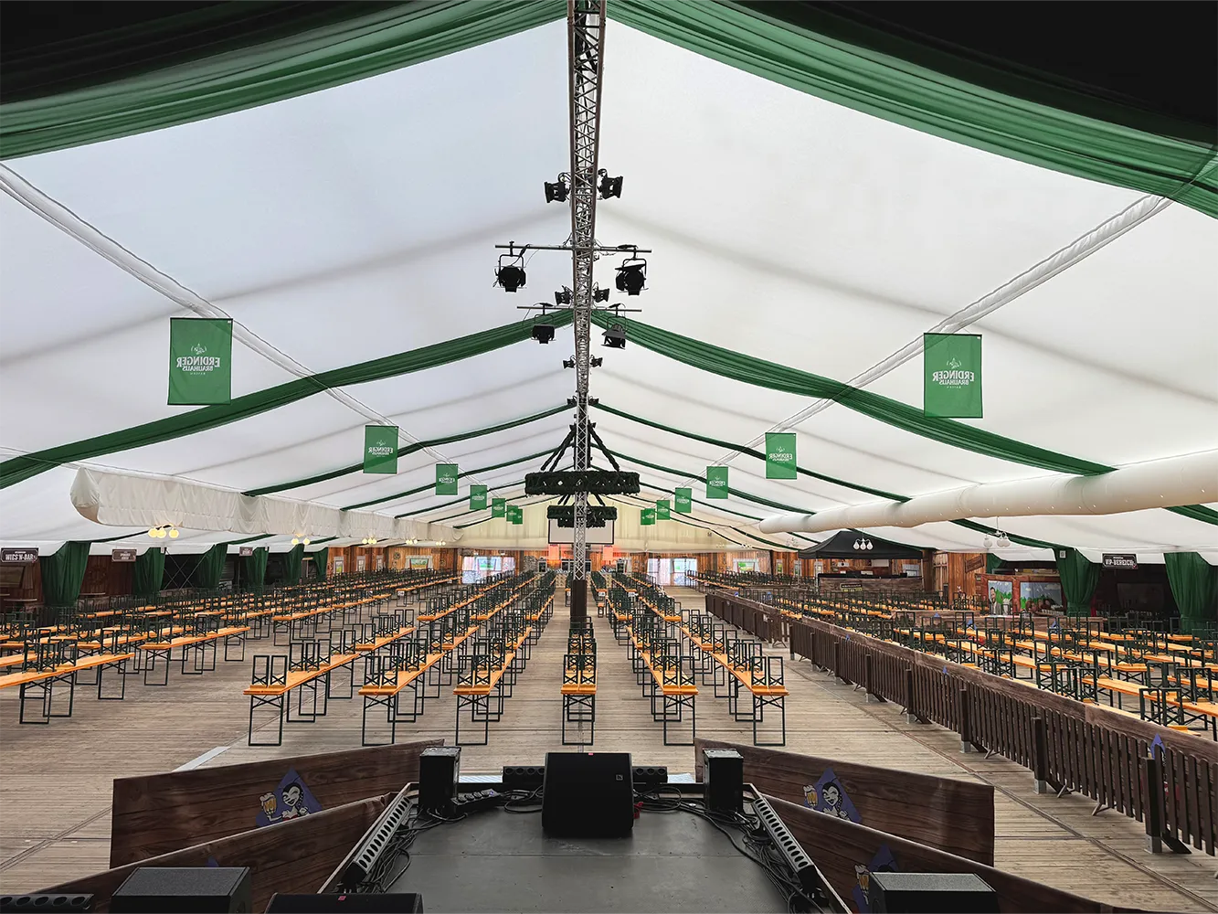 Oktoberfest-Zelthimmel in Weiß und Grün mit Stoffbahnen von Skydeko – stilvolle Festzeltdekoration.