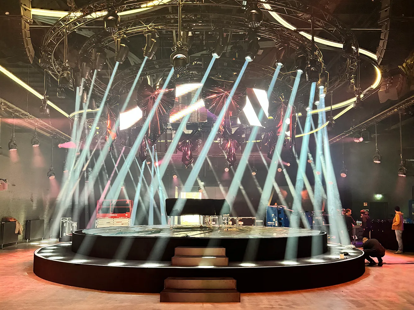 Runde Eventbühne mit eindrucksvollem Lichtdesign und Showbeleuchtung – Skydeko Eventbau.