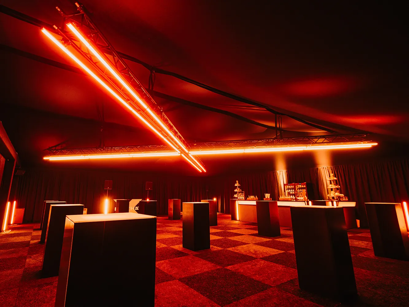Exklusive Gala mit schwarzem Zelthimmel, stimmungsvoller Beleuchtung und Teppichfliesen – Eventdesign von Skydeko.